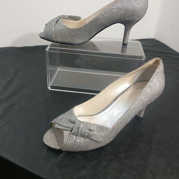 Caparros Woman's SZ 6.5B Silver Mesh Pumps Peep Toe Toe Heels Bow. - Picture 9 of 9
